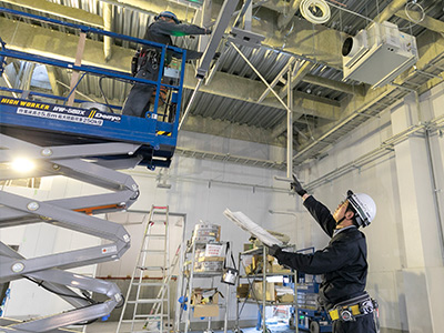 現場は室内が中心